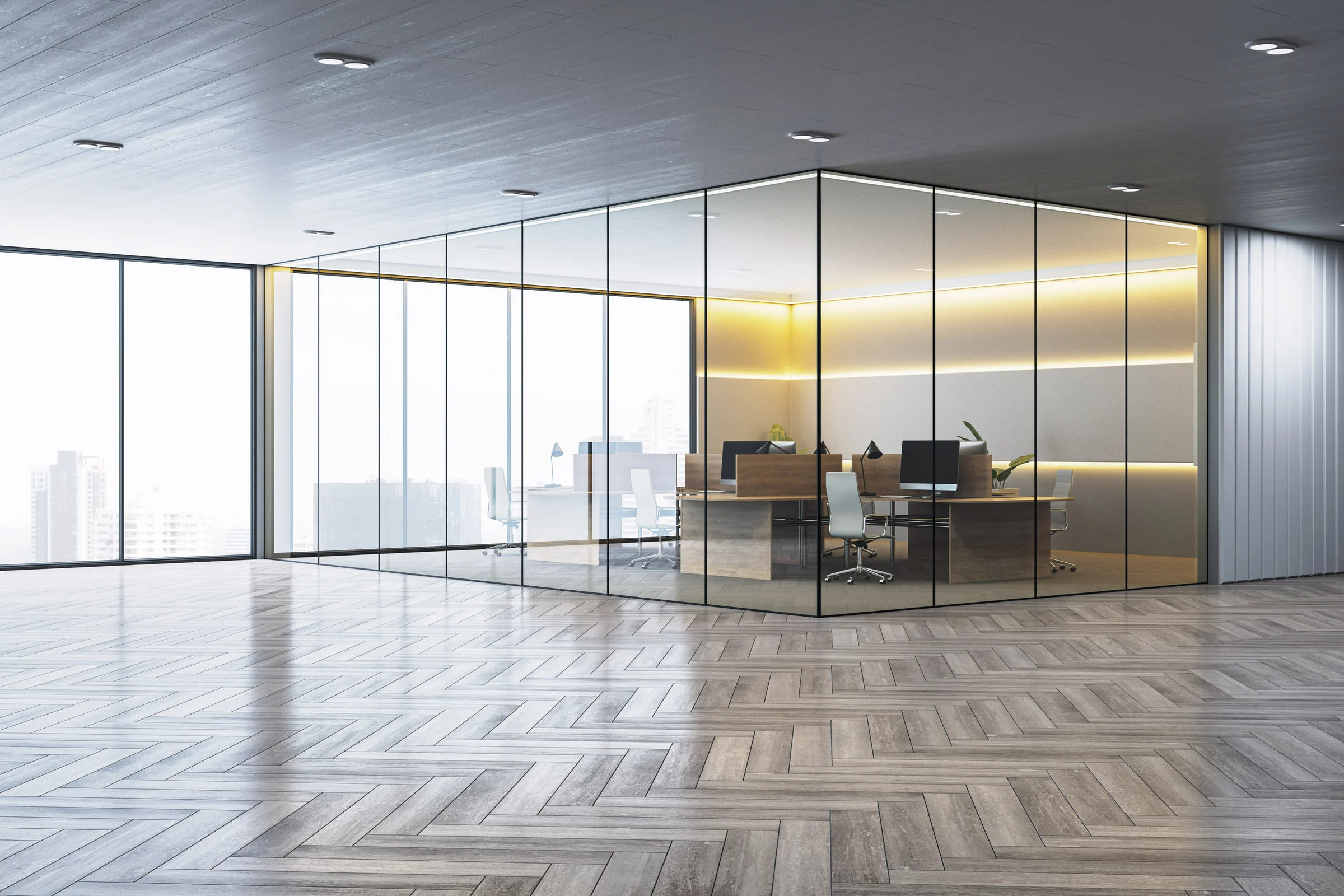 Espacio de oficina moderno y luminoso, con una zona de trabajo cerrada por mamparas vidrio transparente que permite la visibilidad desde el exterior. Dentro de la oficina hay escritorios de madera con pantallas de ordenador negras, sillas ergonómicas blancas y lámparas de escritorio. La iluminación interior incluye tiras de luz LED horizontales en las paredes, que aportan un ambiente cálido. El suelo del espacio exterior es de madera colocada en patrón de espiga, mientras que el fondo revela grandes ventanales con vistas a edificios urbanos, permitiendo la entrada de abundante luz natural.